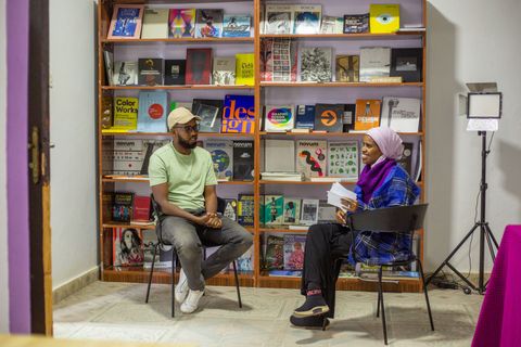 Conversation in front of the bookshelves