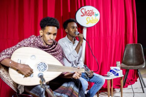 Oud player and singer on the Shaah iyo Shaxan stage